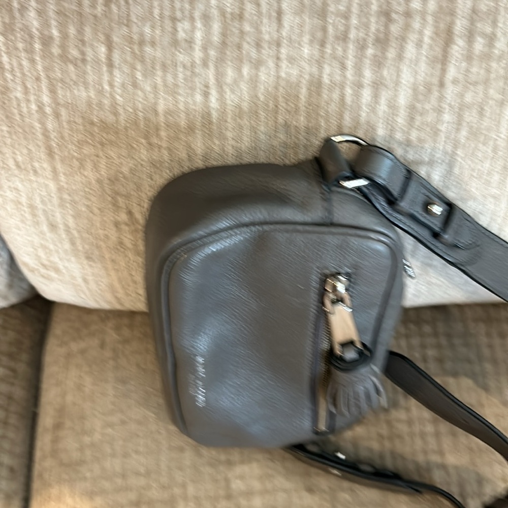 Marc Jacobs adjustable Crossbody gray  bag front compartment zipper closures - Picture 7 of 10